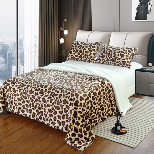 Patura CoCoLiNo cu blanita, 200x230 cm +2 fete de perna, Maro-Crem, animal print, PBC-015