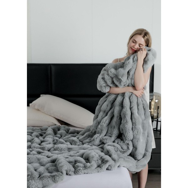 Patura CoCoLiNo Pufoasa din Blanita artificiala de iepure, 200x230 cm, Gri deschis, PCI-023