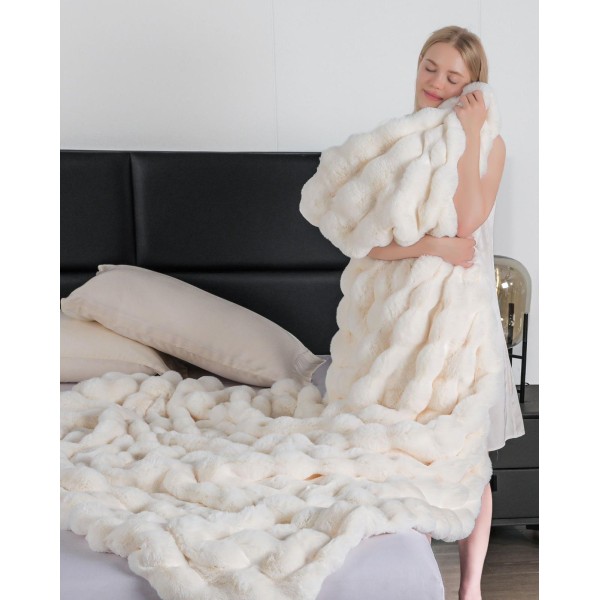 Patura CoCoLiNo Pufoasa din Blanita artificiala de iepure, 200x230 cm, Crem, PCI-024