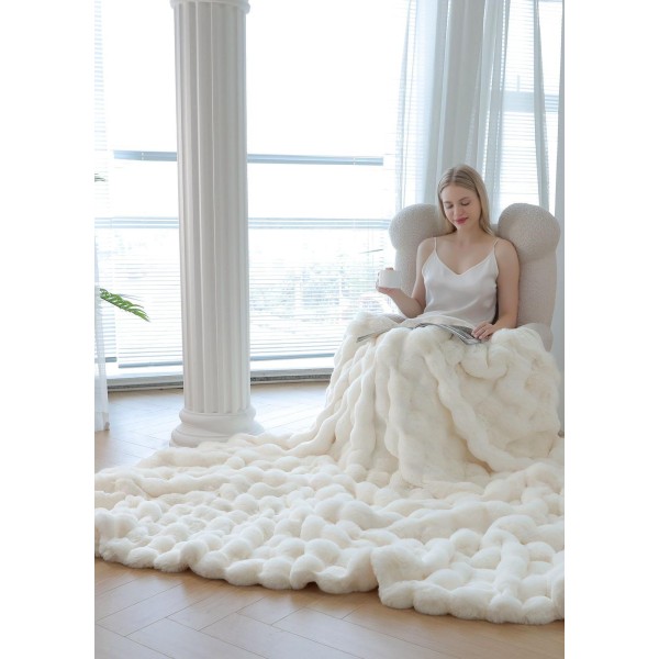 Patura CoCoLiNo Pufoasa din Blanita artificiala de iepure, 200x230 cm, Crem, PCI-024