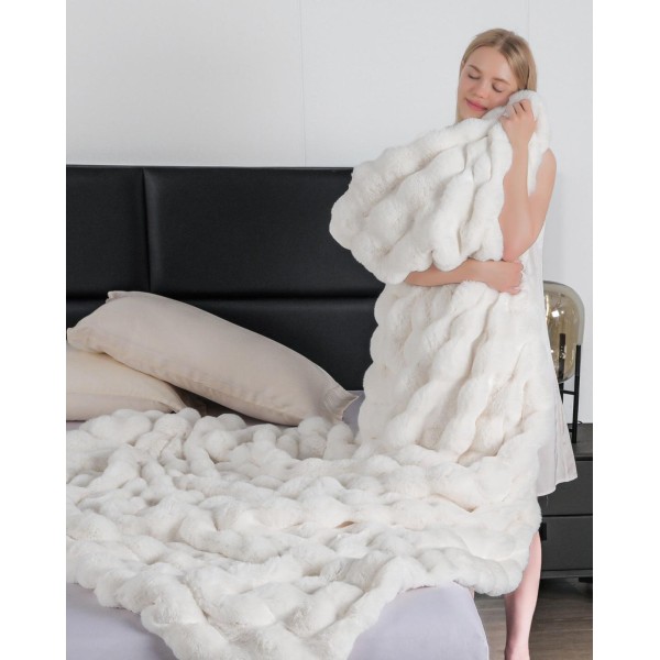 Patura CoCoLiNo Pufoasa din Blanita artificiala de iepure, 200x230 cm, Alb, PCI-026