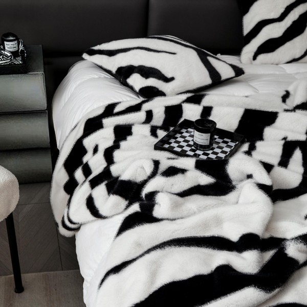 Patura din blana artificiala de Nurca cu fermoar + 2 fete de perna, Alb, PNB-002