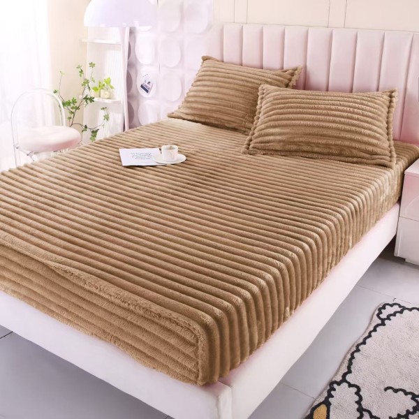 Cearșaf cu Elastic 180x200 din Blăniță de Iepure + 2 Fețe de Pernă – Bej inchis, Model în Dungi, HP-013