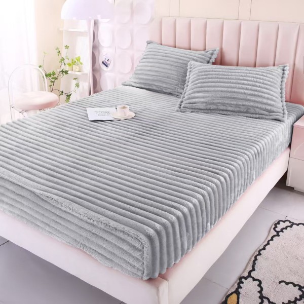 Cearșaf cu Elastic 180x200 din Blăniță de Iepure + 2 Fețe de Pernă – Gri deschis, Model în Dungi, HP-016