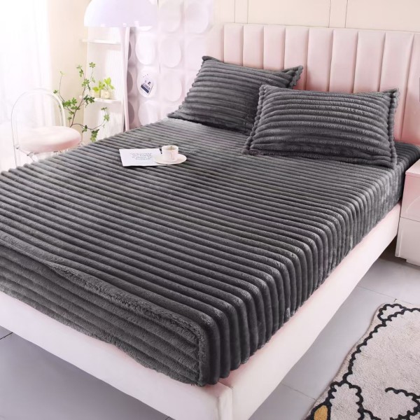 Cearșaf cu Elastic 180x200 din Blăniță de Iepure + 2 Fețe de Pernă – Gri inchis, Model în Dungi, HP-015