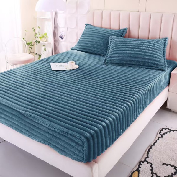 Cearșaf cu Elastic 180x200 din Blăniță de Iepure + 2 Fețe de Pernă – Albastru petrol, Model în Dungi, HP-018