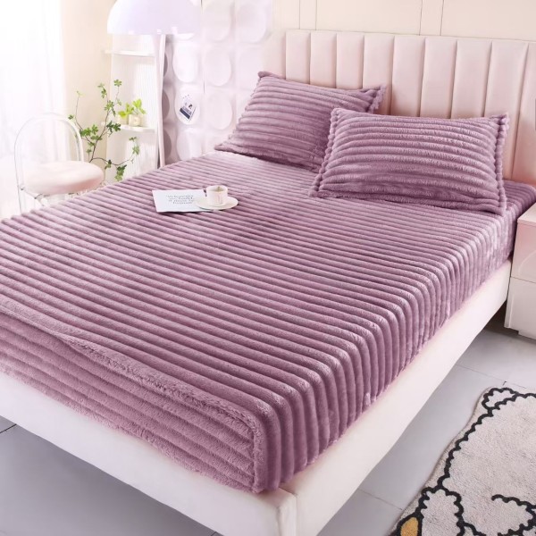 Cearșaf cu Elastic 180x200 din Blăniță de Iepure + 2 Fețe de Pernă – Mov lila, Model în Dungi, HP-017