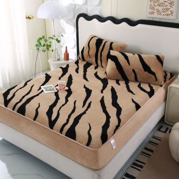Cearșaf Pat Cocolino cu Blăniță Artificială de Iepure 180x200 cm + 2 Fețe de Pernă – Animal Print, Bej cu Negru, HP-027