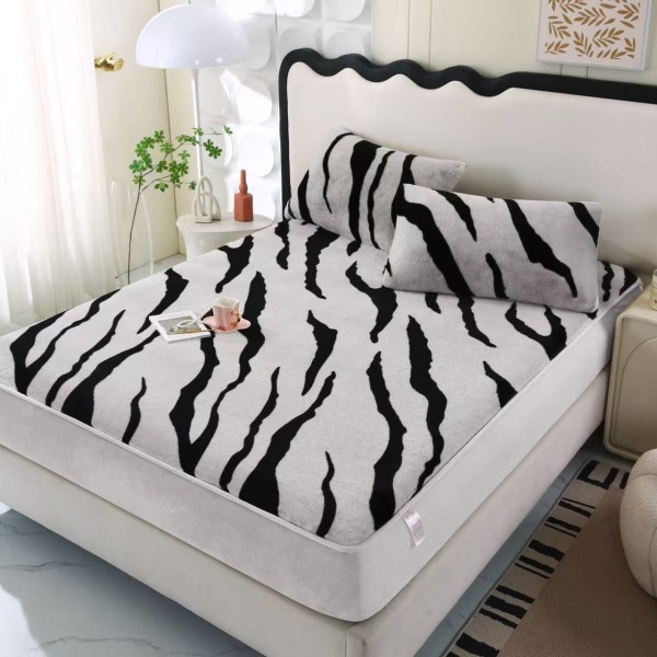 Cearșaf Pat Cocolino cu Blăniță Artificială de Iepure 180x200 cm + 2 Fețe de Pernă – Animal Print, Gri cu Negru, HP-028