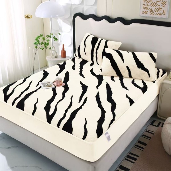 Cearșaf Pat Cocolino cu Blăniță Artificială de Iepure 180x200 cm + 2 Fețe de Pernă – Animal Print, Crem cu Negru, HP-030