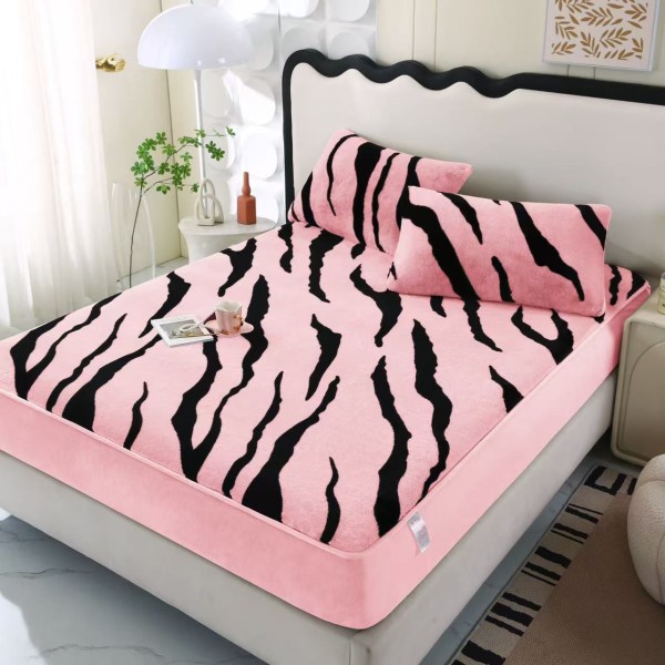 Cearșaf Pat Cocolino cu Blăniță Artificială de Iepure 180x200 cm + 2 Fețe de Pernă – Animal Print, Roz cu Negru, HP-030