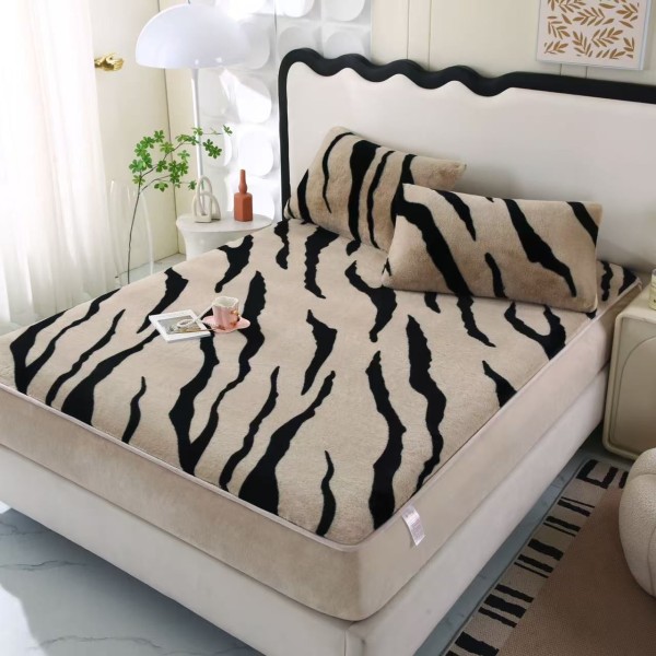 Cearșaf Pat Cocolino cu Blăniță Artificială de Iepure 180x200 cm + 2 Fețe de Pernă – Animal Print, Bej cu Negru, HP-031
