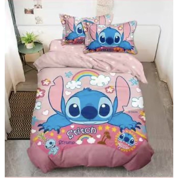 Lenjerie Finet 4 Piese Pat o Persoană Roz cu Personaj Stitch – Model Animat, LCC-046 Lenjerie Finet 4 Piese Pat o Persoană Roz cu Personaj Stitch – Model Animat, LCC-046