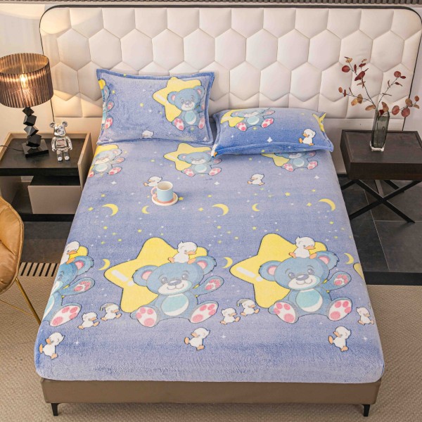 Cearșaf cu Elastic Cocolino 180x200x25 cm + 2 Fețe de Pernă 50x70 cm – Model Ursuleț Albastru, HC-075 Cearșaf cu Elastic Cocolino 180x200x25 cm + 2 Fețe de Pernă 50x70 cm – Model Ursuleț Albastru, HC-075