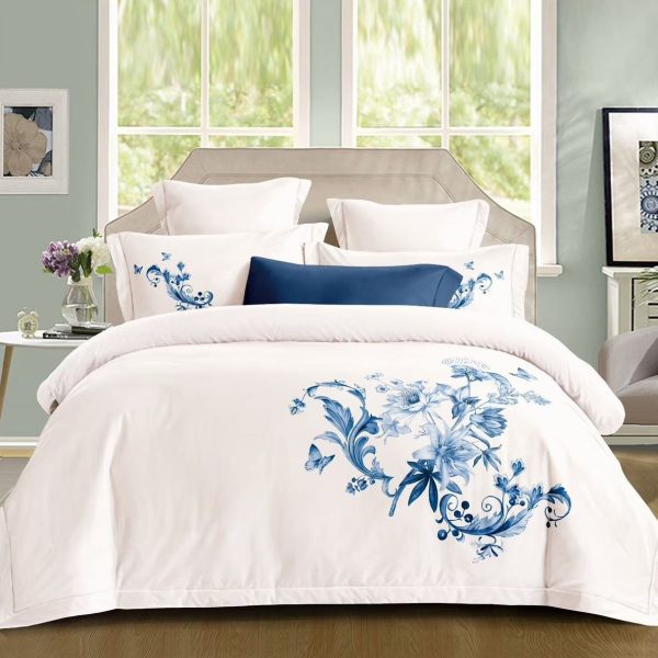 Lenjerie de Pat Dublu 4 Piese Bumbac Finet cu Cearșaf cu Elastic – Model Floral Alb cu Albastru, LFB-222