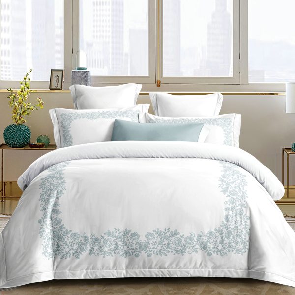 Lenjerie de Pat Dublu 4 Piese Bumbac Finet cu Cearșaf cu Elastic – Model Floral Bleu pe Alb, LFB-012 Lenjerie de Pat Dublu 4 Piese Bumbac Finet cu Cearșaf cu Elastic – Model Floral Bleu pe Alb, LFB-012