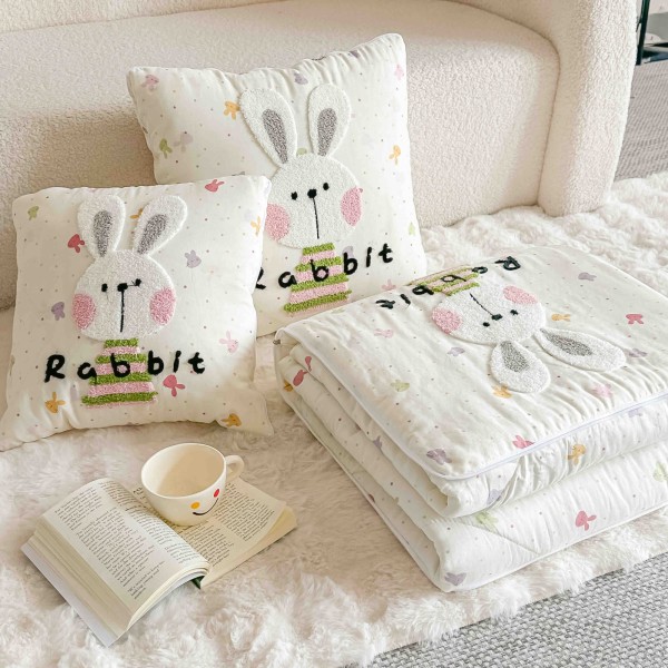 Pilotă-Pernă pentru Copii 2 în 1, 100x145 cm, Bumbac 100% – Model Iepuraș Colorat, PPL-049 Pilotă-Pernă pentru Copii 2 în 1, 100x145 cm, Bumbac 100% – Model Iepuraș Colorat, PPL-049
