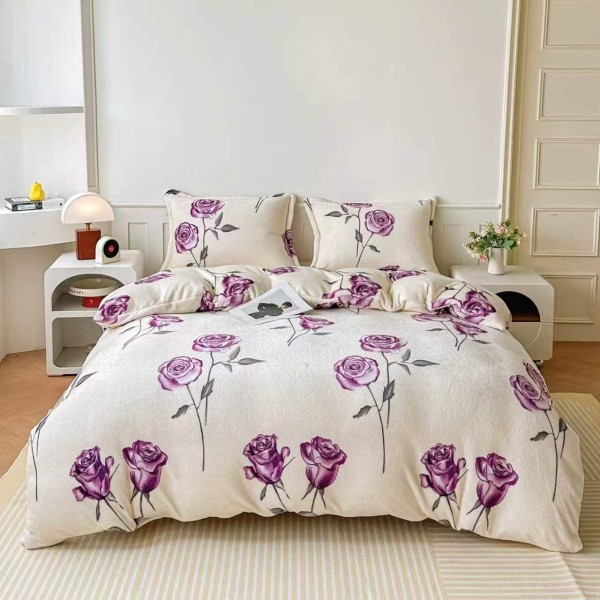 Lenjerie Cocolino 4 Piese Pat Dublu cu Cearșaf cu Elastic – Model Trandafiri Mov pe Crem, LEC-081 Lenjerie Cocolino 4 Piese Pat Dublu cu Cearșaf cu Elastic – Model Trandafiri Mov pe Crem, LEC-081
