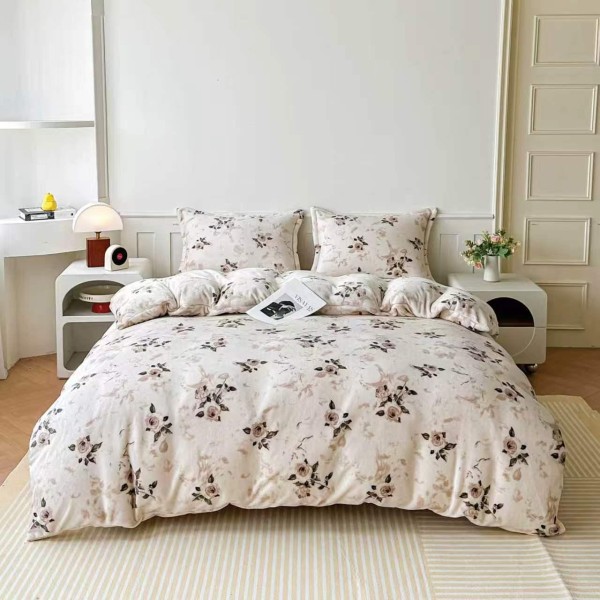 Lenjerie Cocolino 4 Piese Pat Dublu cu Cearșaf cu Elastic – Model Floral Crem, LEC-096 Lenjerie Cocolino 4 Piese Pat Dublu cu Cearșaf cu Elastic – Model Floral Crem, LEC-096