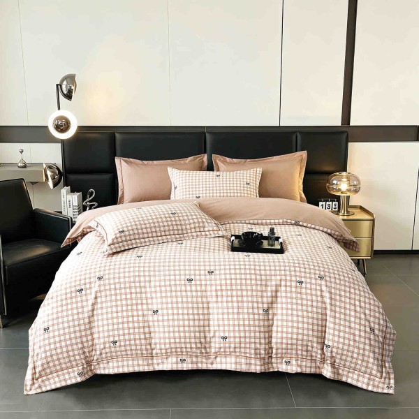 Lenjerie de Pat Dublu LUX 6 Piese din Finet cu Cearșaf cu Elastic – Model Carouri Bej cu Fundițe, LPL-033 Lenjerie de Pat Dublu LUX 6 Piese din Finet cu Cearșaf cu Elastic – Model Carouri Bej cu Fundițe, LPL-033