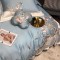 Lenjerie de Pat Premium Satin Deluxe cu Broderie Elegantă, Bumbac 100%, 4 Piese, Bleu Floral Baroc, LBB-027 Lenjerie de Pat Premium Satin Deluxe cu Broderie Elegantă, Bumbac 100%, 4 Piese, Bleu Floral Baroc, LBB-027