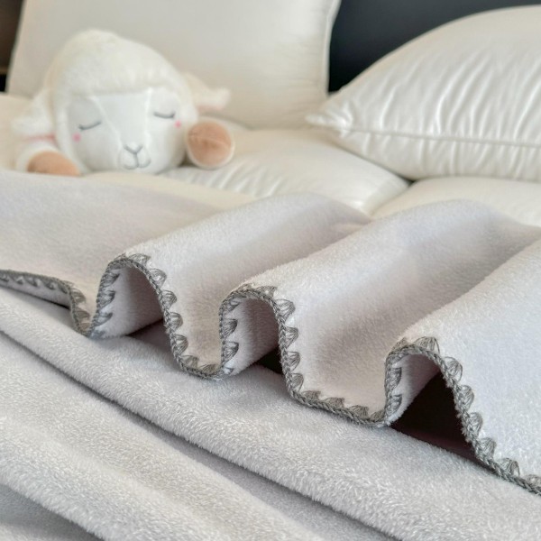 Pătură Jojo Home din Cașmir Artificial 200x230 cm – Moale, Pufoasă și Călduroasă, Gri Deschis, PJC-020 Pătură Jojo Home din Cașmir Artificial 200x230 cm – Moale, Pufoasă și Călduroasă, Gri Deschis, PJC-020