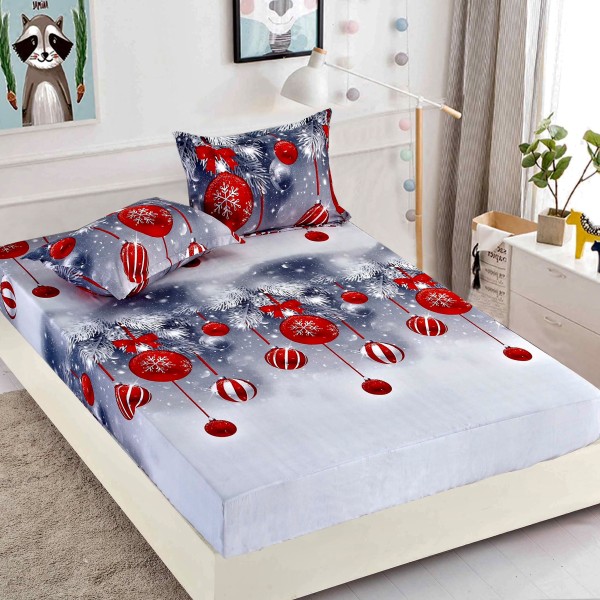Set Cearșaf cu Elastic din Bumbac Finet 180x200 cm + 2 Fețe de Pernă – Crăciun cu Globuri Roșii și Crenguțe, LTC-053 Set Cearșaf cu Elastic din Bumbac Finet 180x200 cm + 2 Fețe de Pernă – Crăciun cu Globuri Roșii și Crenguțe, LTC-053