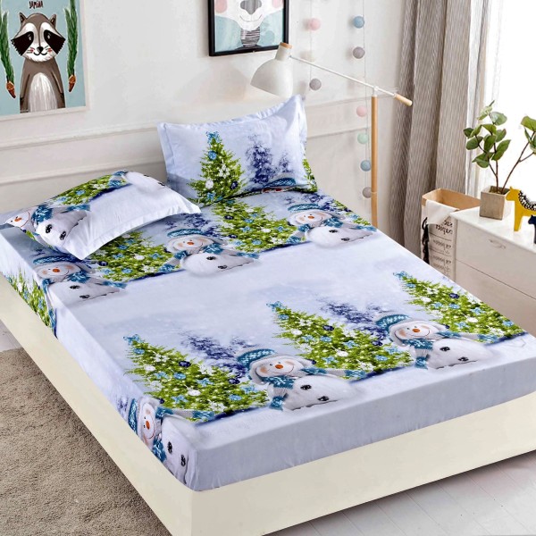 Set Cearșaf cu Elastic din Bumbac Finet 180x200 cm + 2 Fețe de Pernă – Crăciun cu Oameni de Zăpadă și Brazi, LTC-055 Set Cearșaf cu Elastic din Bumbac Finet 180x200 cm + 2 Fețe de Pernă – Crăciun cu Oameni de Zăpadă și Brazi, LTC-055
