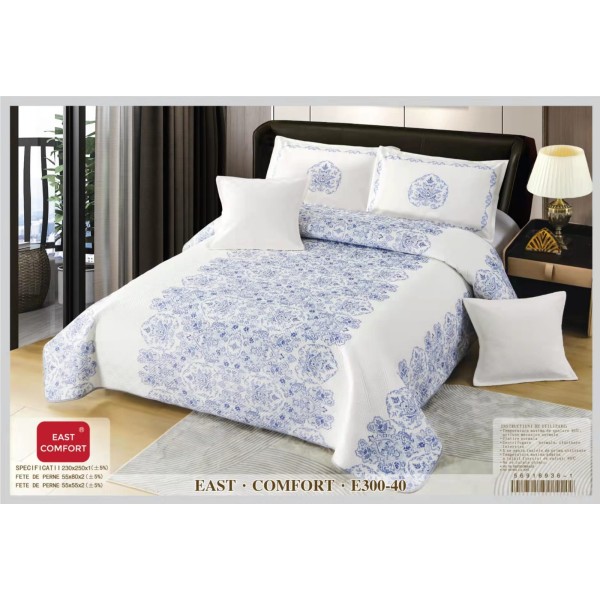 Set Cuvertură Catifea Pat Dublu cu 4 Fețe de Pernă – Model Floral Albastru pe Fond Alb, E300-40